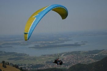 Wir haben mit Ursula Surmann gesprochen, die im Alter von 73 Jahren ihren ersten Gleitschirmflug wagte.