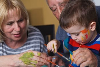 Ältere Menschen empfangen bei Weitem nicht nur unterstützende Leistungen innerhalb der Familie, sondern engagieren sich in hohem Maße für ihre Kinder und Enkelkinder – zeitlich wie finanziell.