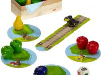 Dieses Farbwürfelspiel wurde nach Vorlage des klassischen Haba-Spiels Obstgarten für Kleinkinder ab zwei Jahren angepasst.