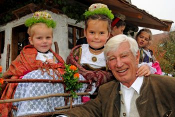 Siegfried Rauch mit seinen Enkelinnen