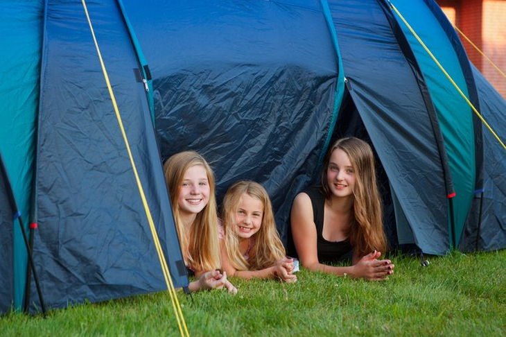 grosseltern.de gibt Ihnen einige Tipps, die sie vor und während eines Camping Urlaubs mit den Enkelkindern beachten sollten.