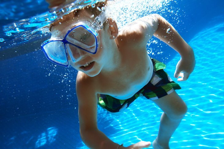 Die Deutsche Lebens-Rettungs-Gesellschaft (DLRG) geht davon aus, dass jedes zweite Kind in Deutschland am Ende der vierten Klasse nicht sicher schwimmen kann.