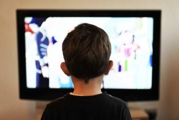 Ab wann dürfen Kinder wie lange fernsehen?