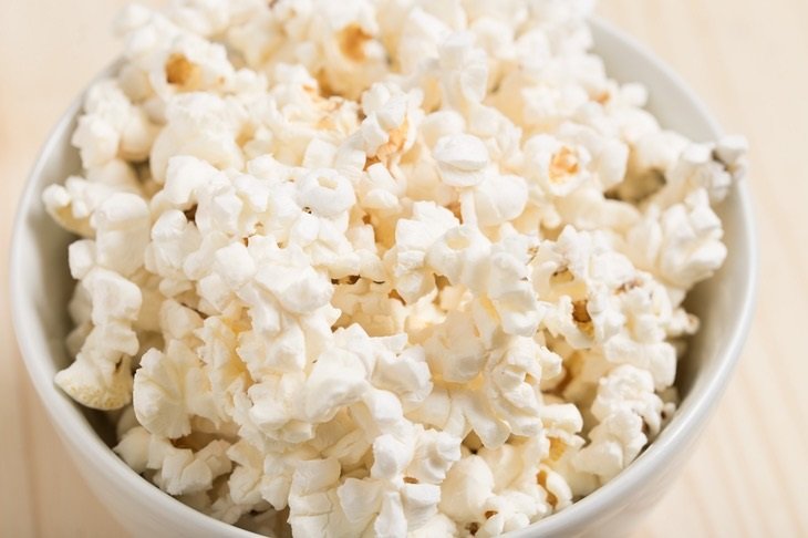 Popcorn schmeckt Kindern super, kann zu Hause leicht und preisgünstig selbst zubereitet werden