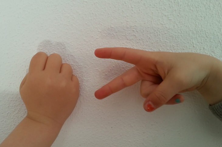Ein beliebtes Spiel, damals wie heute ist das Fingerspiel Schere, Stein, Papier,