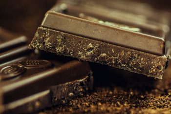 Forscher der britischen Hull Universität und der Hull Cough Klinik fanden heraus, dass dunkle Schokolade bei akutem oder chronischem Husten hilft.