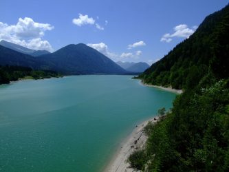 Der Walchensee ist einer der größten und tiefsten Alpenseen in Deutschland