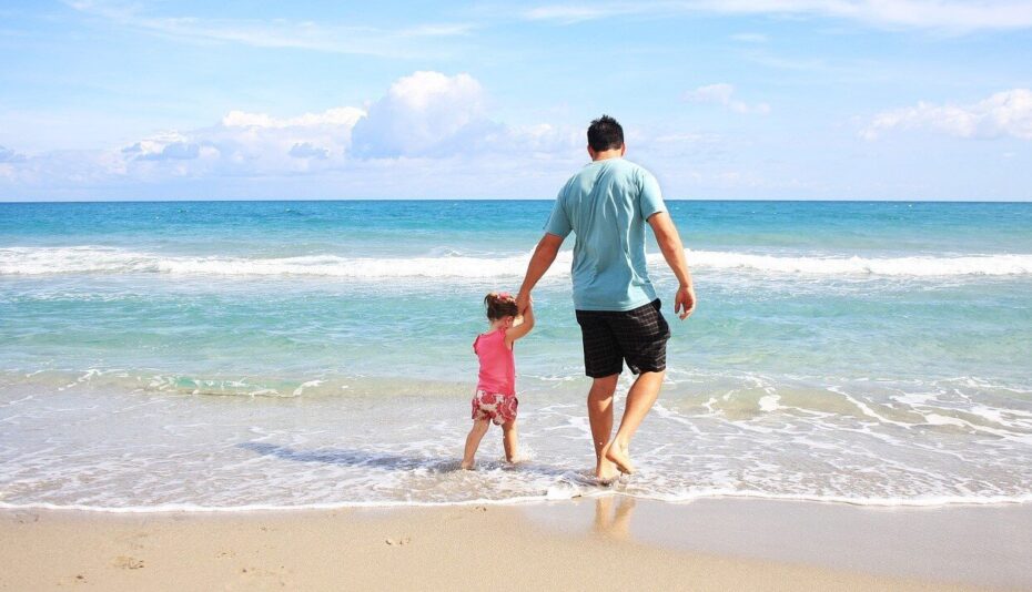 Vater mit Kind am Strand