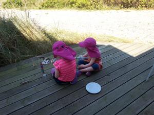 Gerade i der Mittagszeit sollten Kinder im Schatten spielen.
