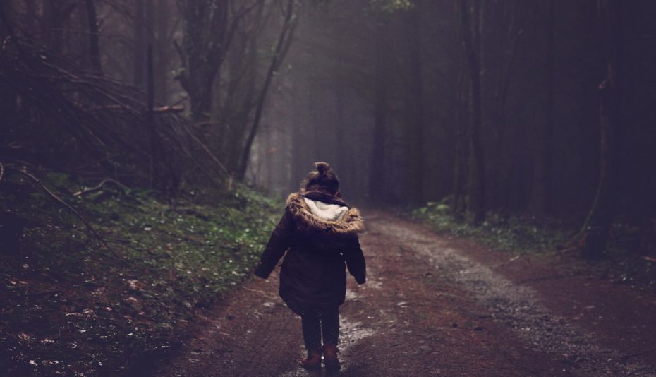 Kind geht im Wald spazieren