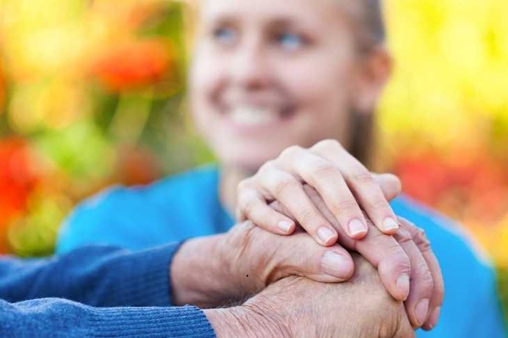 Viele der älteren Menschen sind auf Hilfe angewiesen und freuen sich, wenn jüngere Mitglieder der Familie sich kümmern.