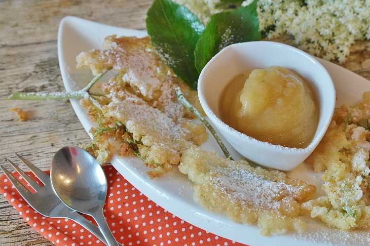 Hollerküchle: Das ganz besondere Dessert im Sommer