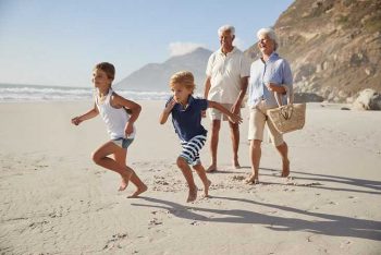 Immer mehr Großeltern sind bei den Urlauben mit den Enkelkindern dabei