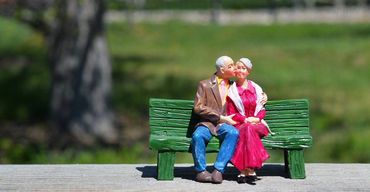 Älteres Ehepaar auf einer Barkbank