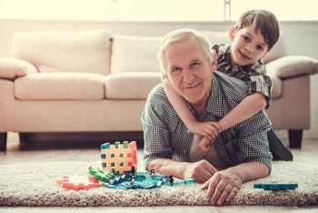 Enkelkinder können von den Großeltern einiges übers Älterwerden lernen – etwa, was das Spielen oder das Sporttreiben, aber auch, was Dinge, wie Veränderungen und Prinzipien angeht.