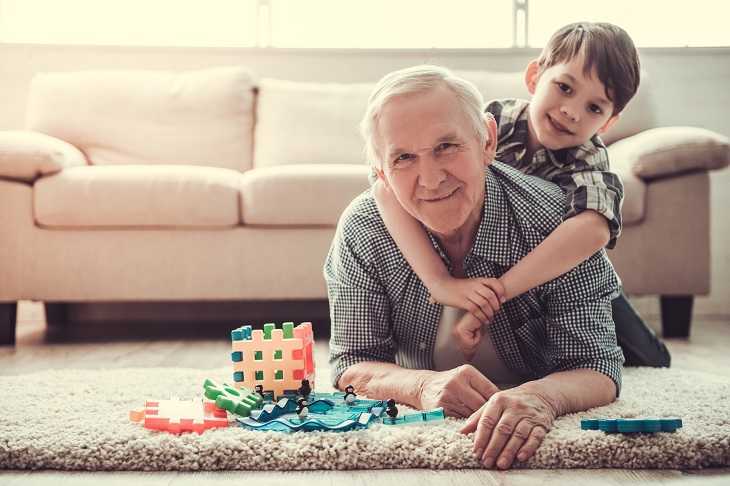 Enkelkinder können von den Großeltern einiges übers Älterwerden lernen – etwa, was das Spielen oder das Sporttreiben, aber auch, was Dinge, wie Veränderungen und Prinzipien angeht.