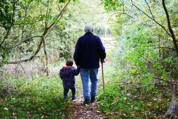Enkel helfen Großeltern dabei, das Leben aktiver zu genießen.