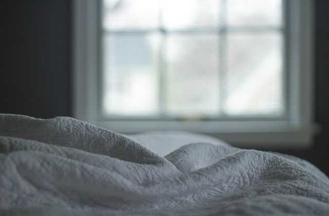 In geschlossenen Räumen, in Betten, Decken und Matratzen wohnen Hausstaubmilben