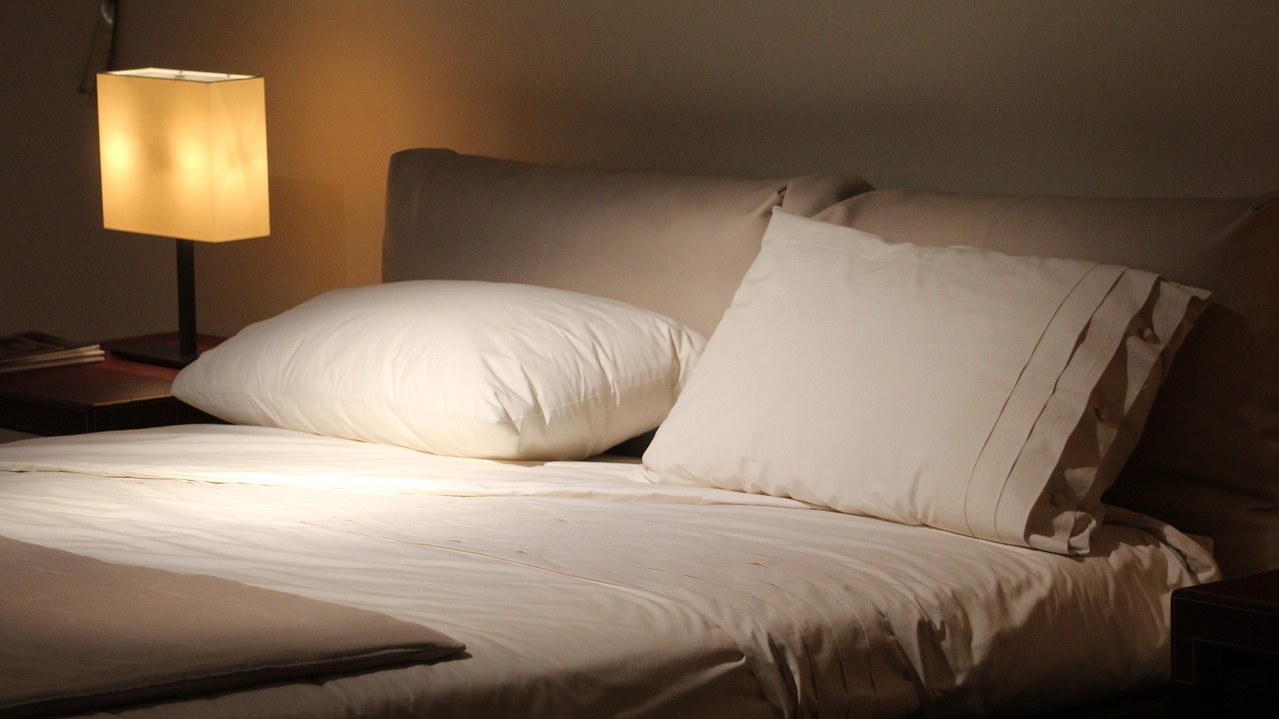 Bett mit zwei Kissen