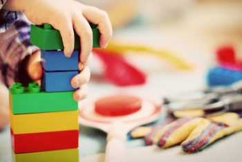 Ein Kind spielt mit Bausteinen aus Kunststoff