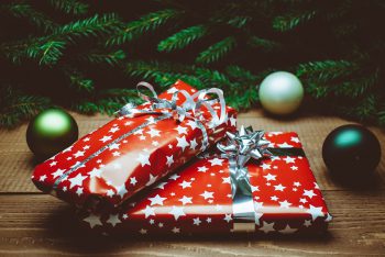 Zwei Weihnachtsgeschenke für das Enkelkind unterm Tannenbaum