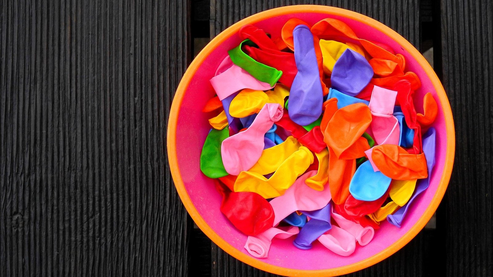 Eine Schale mit Luftballons steht auf einem Tisch