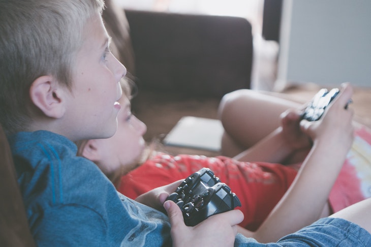 Entwicklung des Enkelkindes: Videospiele sind besser als Handynutzung