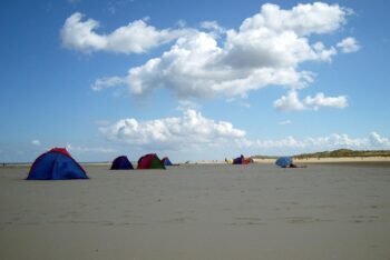 Strandmuscheln im Urlaub: Sonnenschutz und ganz viel Spaß