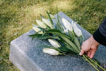 Vorsorgen für den Abschied - Bestattungsvorsorge erleichtert den Prozess