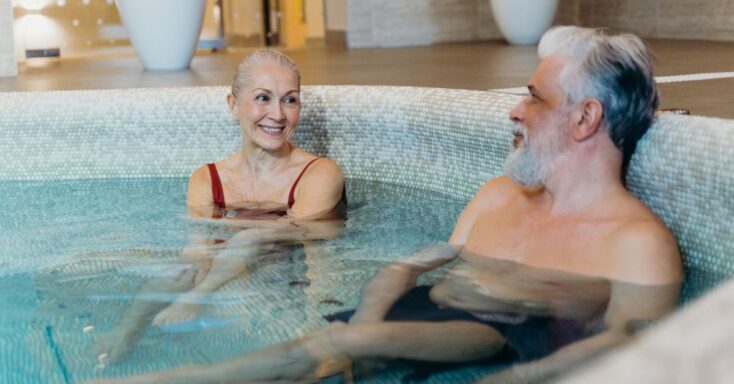 Wellnessbereich mit Schwimmbecken für Seniorinnen und Senioren